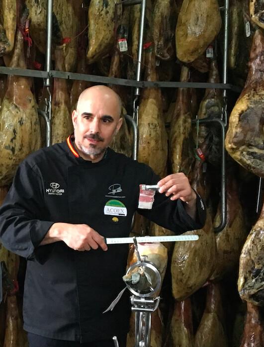 Carving ham. (Extremadura Tourist Board)