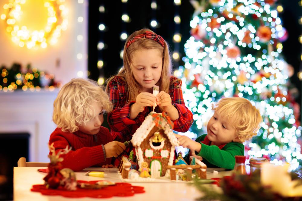 Decorating a gingerbread house. (Shutterstock)