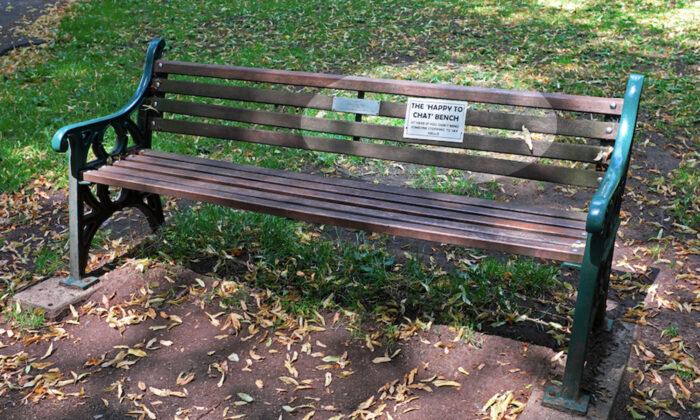 Woman Spots Lonely Elderly Man on Park Bench, Gets Inspiration for ‘Chat Benches’ to Combat Social Isolation