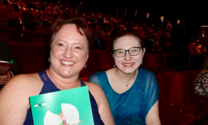 Houston Theatergoers Welcome the New Year with Shen Yun
