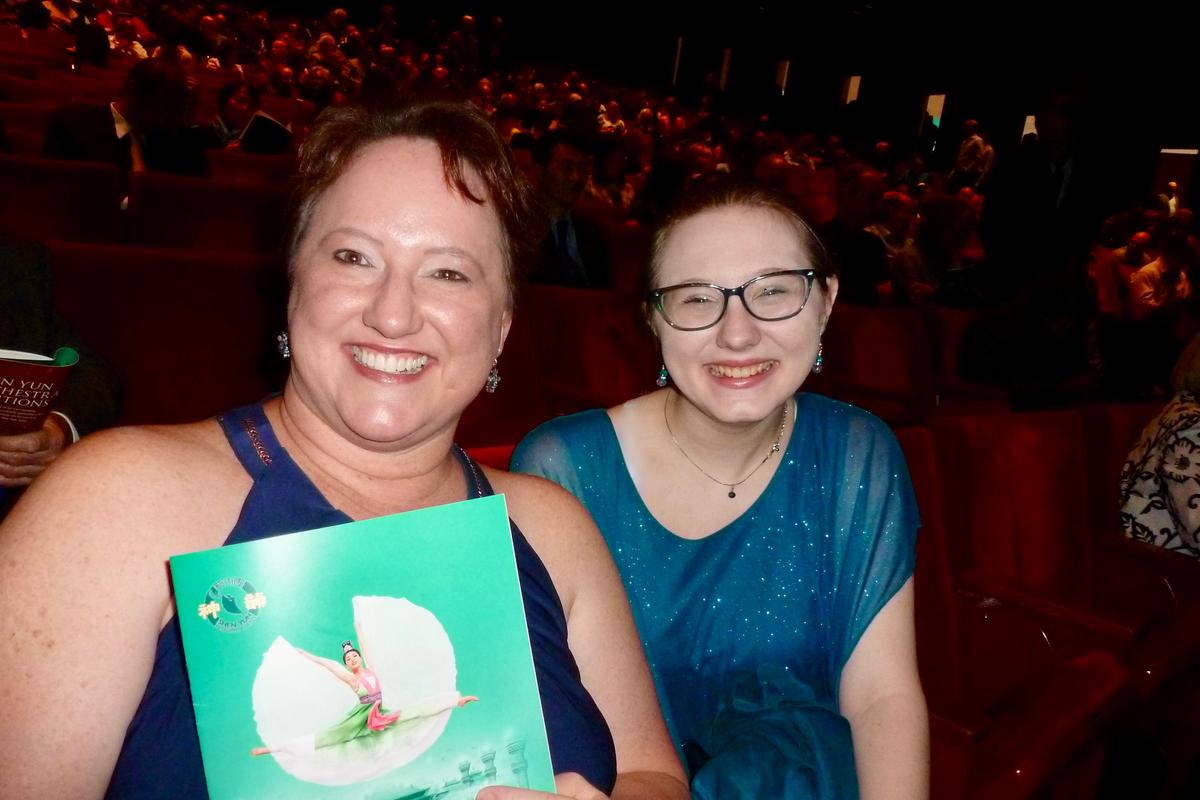 Houston Theatergoers Welcome the New Year with Shen Yun