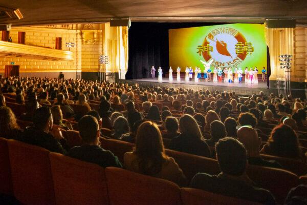 Shen Yun Performing Arts' curtain call at the War Memorial Opera House in San Francisco, on Dec. 30, 2019. (The Epoch Times)