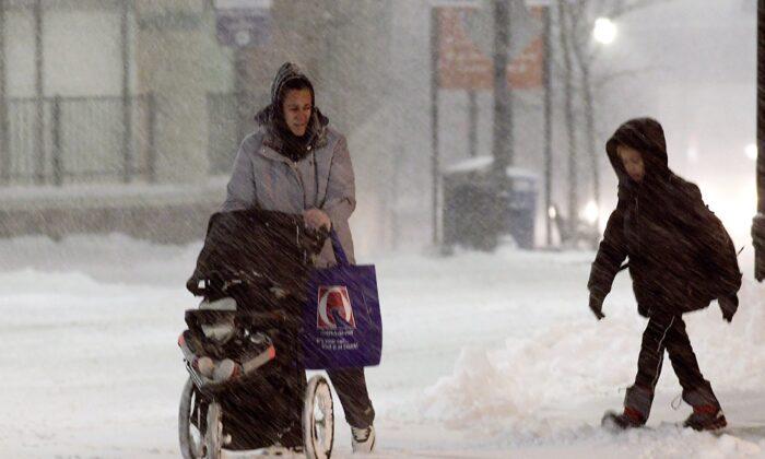 Storm Builds Over US East, Promises up to 20 Inches of Snow