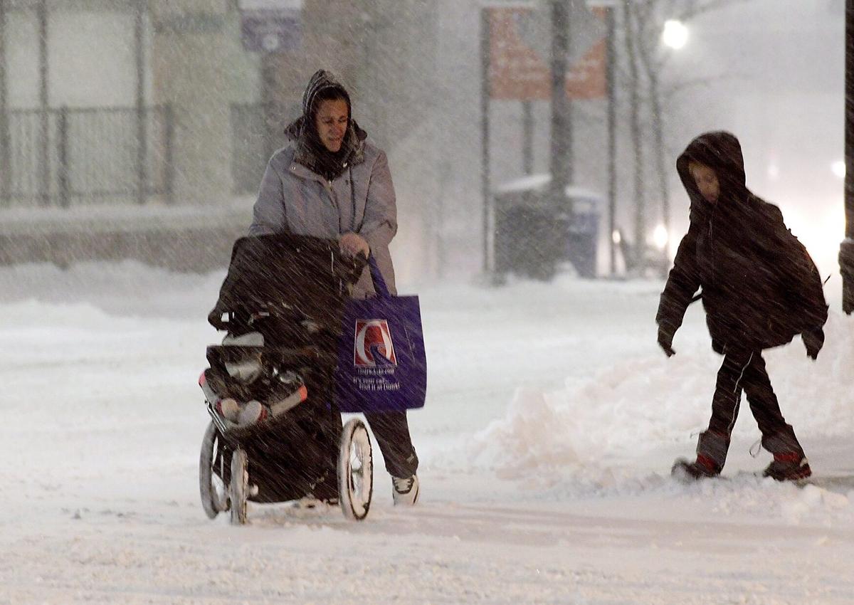 Storm Builds Over US East, Promises up to 20 Inches of Snow