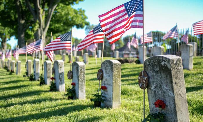 Patriotic Mailman Cleans Hundreds of Veterans’ Headstones in Local Cemeteries on His Days Off