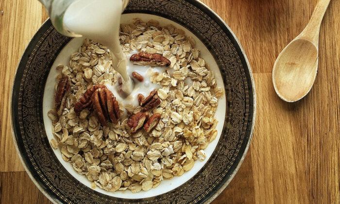 8 Amazing Health Benefits of Eating a Bowl of Oatmeal Every Morning