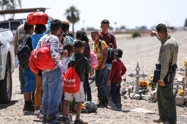  Border Patrol processes a group of illegal aliens after they crossed from Mexico into Yuma, Ariz., on April 13, 2019. (Charlotte Cuthbertson/The Epoch Times)
