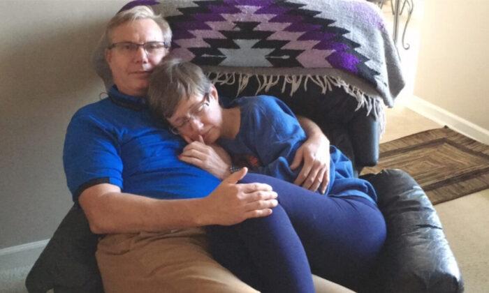 Story of Love and Faith: Photo of Man Caring for Wife Who Had Dementia Touches Countless