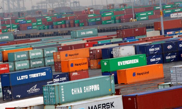 US Trade Deficit Falls to 1.5-Year Low Amid Fewer Imports from China