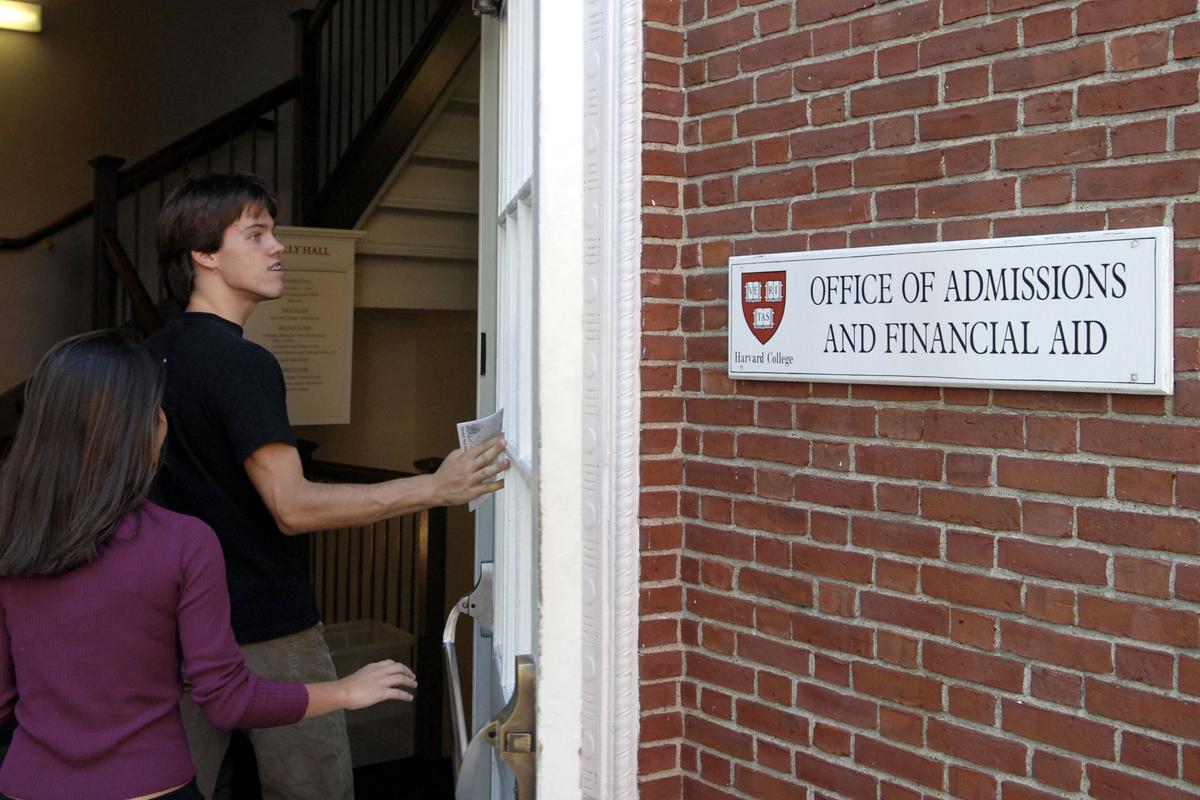 Students enter the Admissions Building on the campus of Harvard University in Cambridge, Mass., on Sept. 12, 2006. (Glen Cooper/Getty Images)