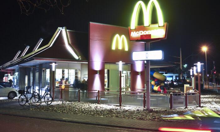 McDonald’s Mandates Masks at US Restaurants to Curb CCP Virus