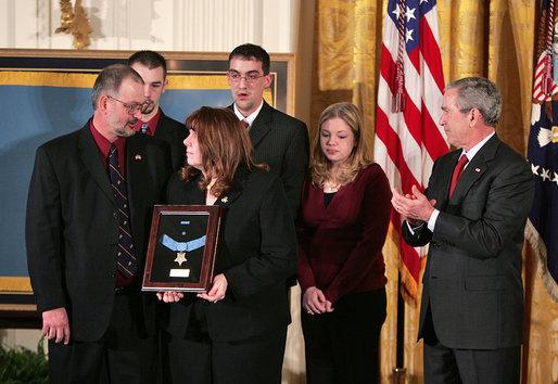 President George W. Bush presents the Medal of Honor to the family of Jason Dunham. (©Wikimedia Commons | <a href="https://commons.wikimedia.org/wiki/File:Bush_presents_Medal_of_Honor_to_family_of_Jason_Dunham.jpg">Paul Morse</a>)