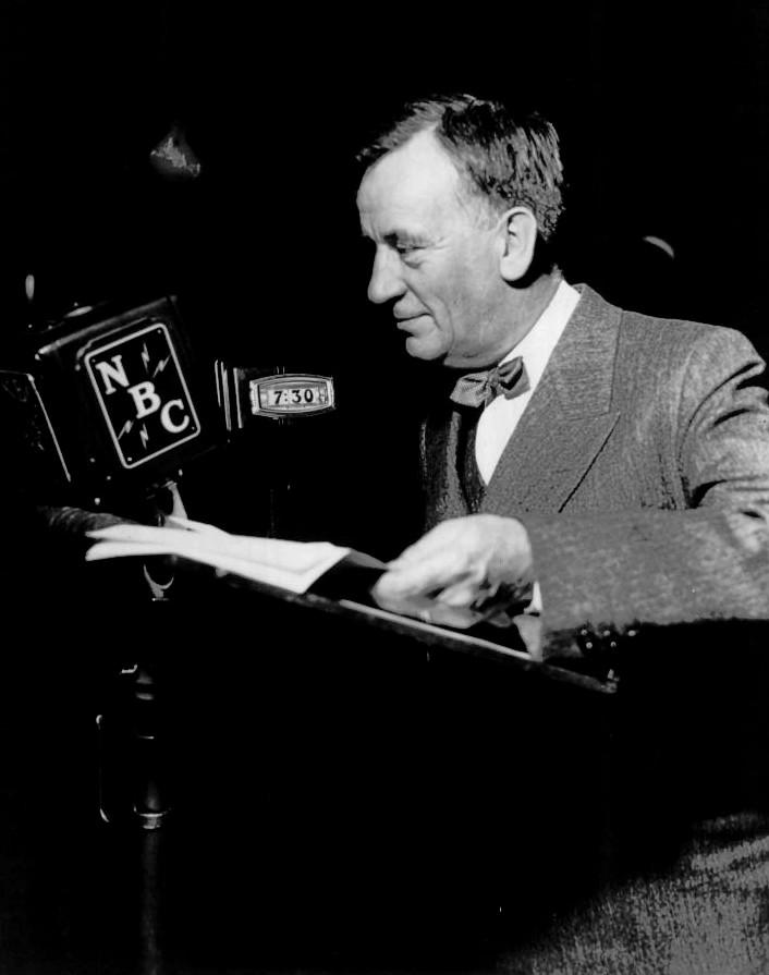 Edgar Guest on his radio program in 1935. (Public Domain)