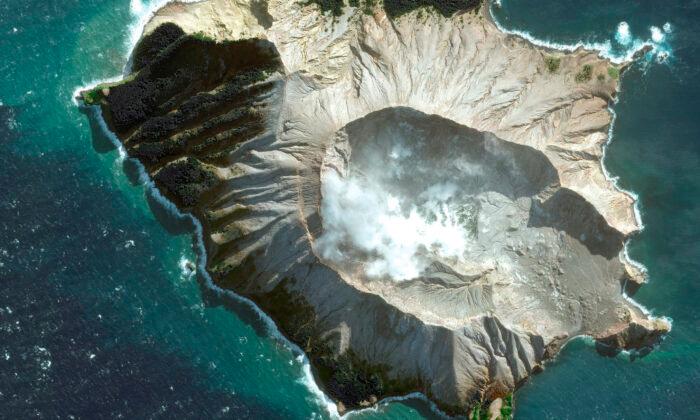 New Zealand Volcano Vents Steam, Delays Recovery of Bodies