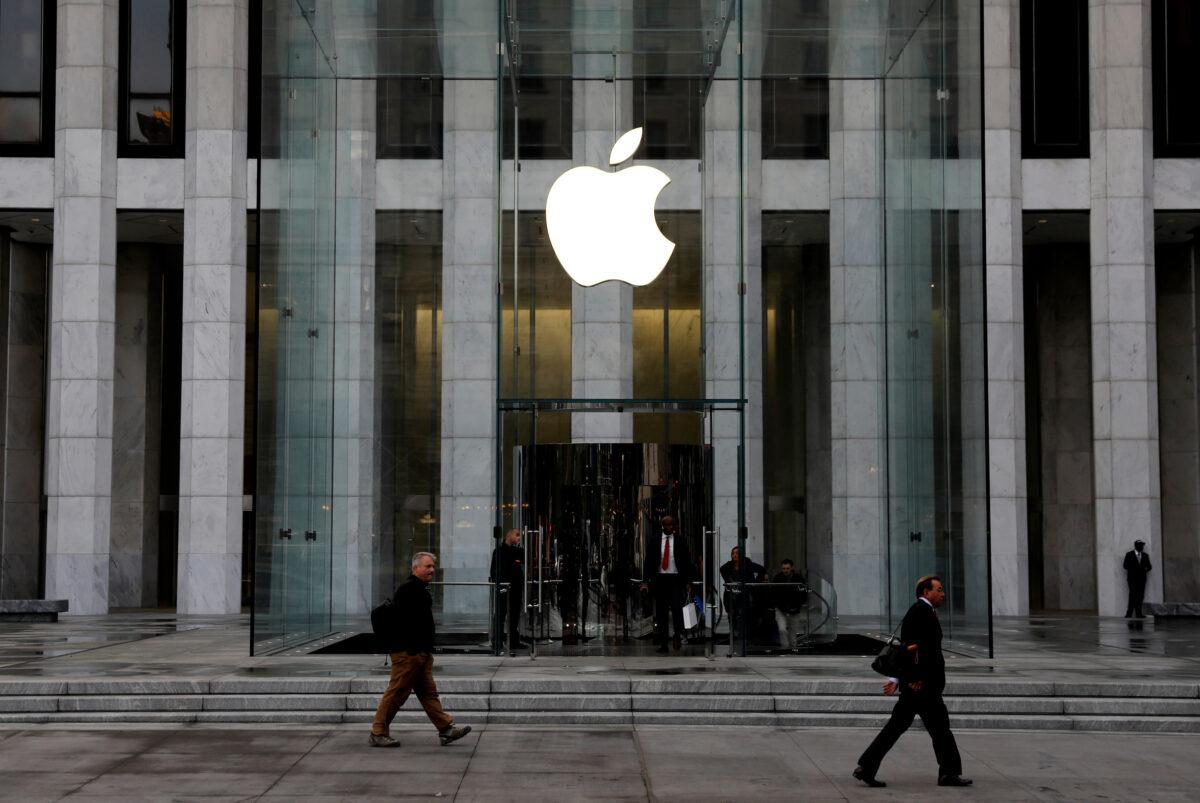 The Apple logo at the entrance to the Apple store on 5th Avenue in Manhattan, New York, on Oct. 16, 2019. (Mike Segar/Reuters)