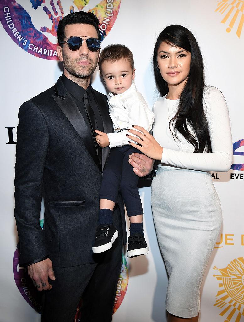 Angel, Shaunyl Benson, and their son Johnny at Criss Angel's HELP (Heal Every Life Possible) charity event at the Luxor Hotel and Casino in Las Vegas on Sept. 12, 2016 (©Getty Images | <a href="https://www.gettyimages.com/detail/news-photo/illusionist-criss-angel-his-son-johnny-crisstopher-news-photo/604230302?adppopup=true">Ethan Miller</a>)