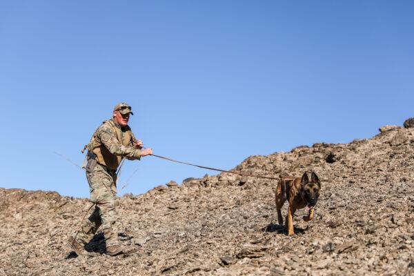 Border Patrol BORSTAR agent Mike Bailey and his K-9 Zita during a training exercise near the Imperial Sand Dunes, Calif., on Nov. 30, 2019. (Charlotte Cuthbertson/The Epoch Times)