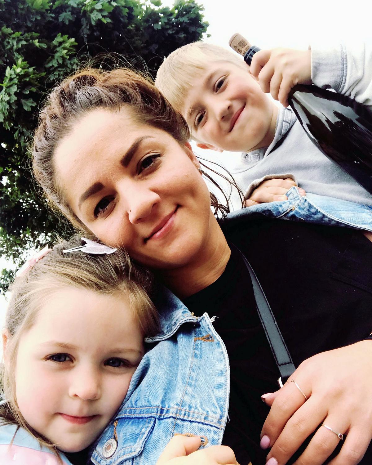 Olesja Akmane (C) with son Timur Timondegus (R), 8, and daughter Sophia, (L) 4. A mysterious letter in a bottle dated from 2001 has washed up on a beach in Ireland. (©SWNS)