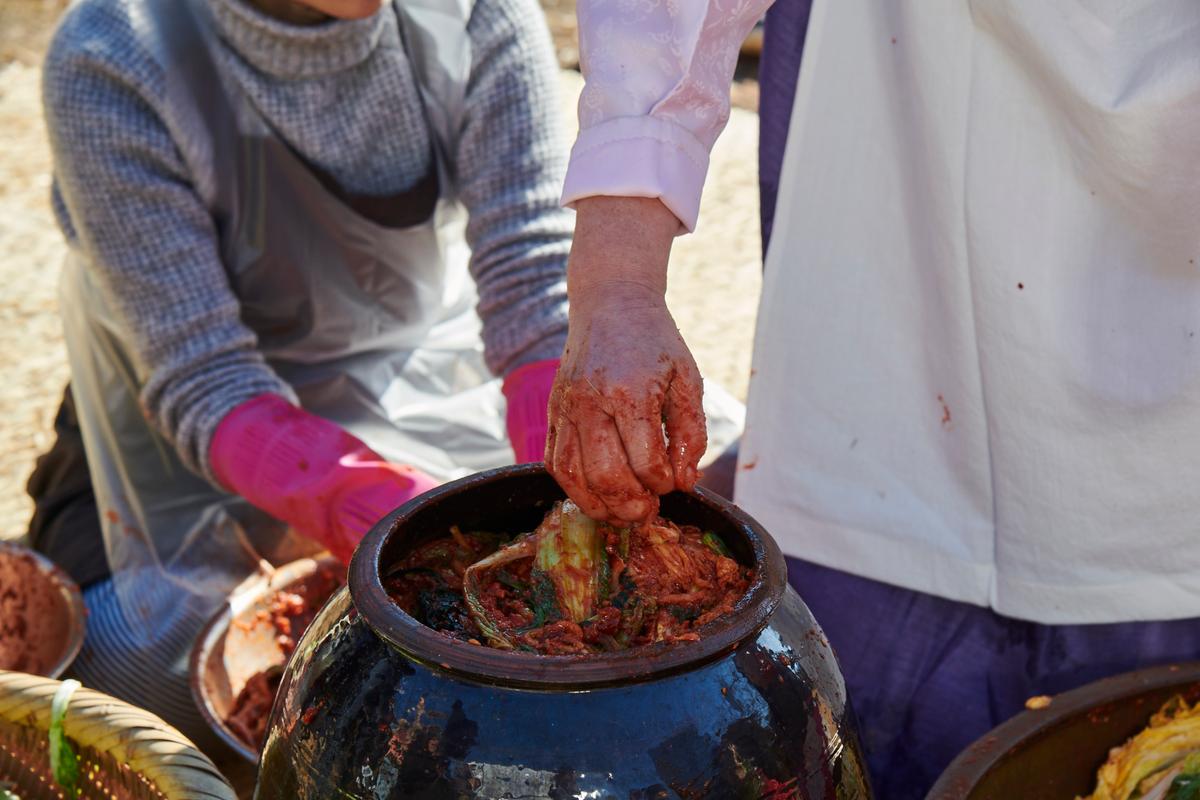Layering the kimchi into onggi. (Courtesy of Nasoya)