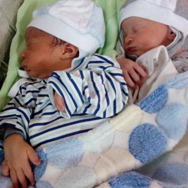Daniel (L) and David Omirin (R) were born just minutes apart but have different skin colors. (SWNS)