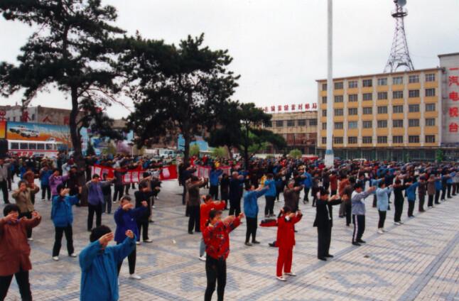 Falun Dafa practitioners doing group exercises at Changchun city's No. 1 Automobile Factory prior to July 1999. (<a href="https://en.minghui.org/">Minghui</a>)