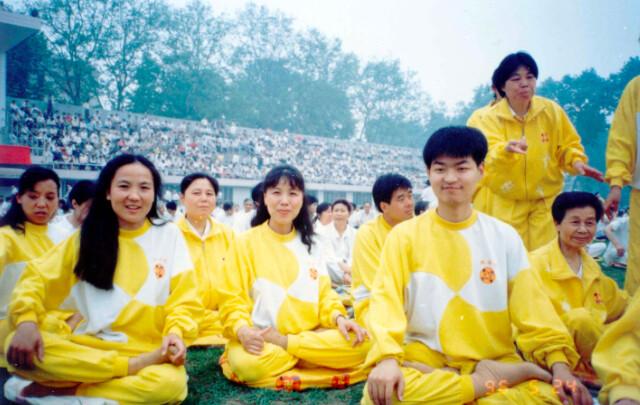 Falun Dafa practitioners at Wuhan Municipal Children's Palace on May 1, 1996. (<a href="https://en.minghui.org/">Minghui</a>)