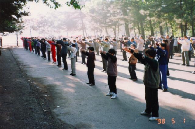 Adherents practicing the second meditative exercise of Falun Gong in Northeast China in 1998, before the nationwide persecution started. (Courtesy of Minghui.org)
