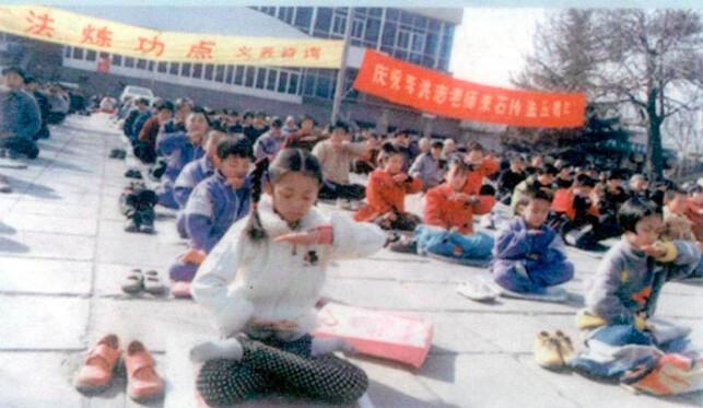 Children and adults practicing Falun Dafa in Shijiazhuang Youth Palace Square in early 1999. (<a href="https://en.minghui.org/">Minghui</a>)