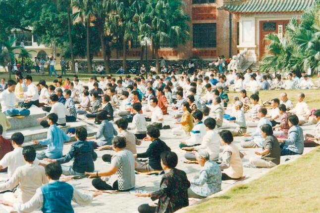 Group meditation practice in Guangzhou city, in China, prior to 1999. (Courtesy of <a href="https://en.minghui.org/">Minghui.org</a>)