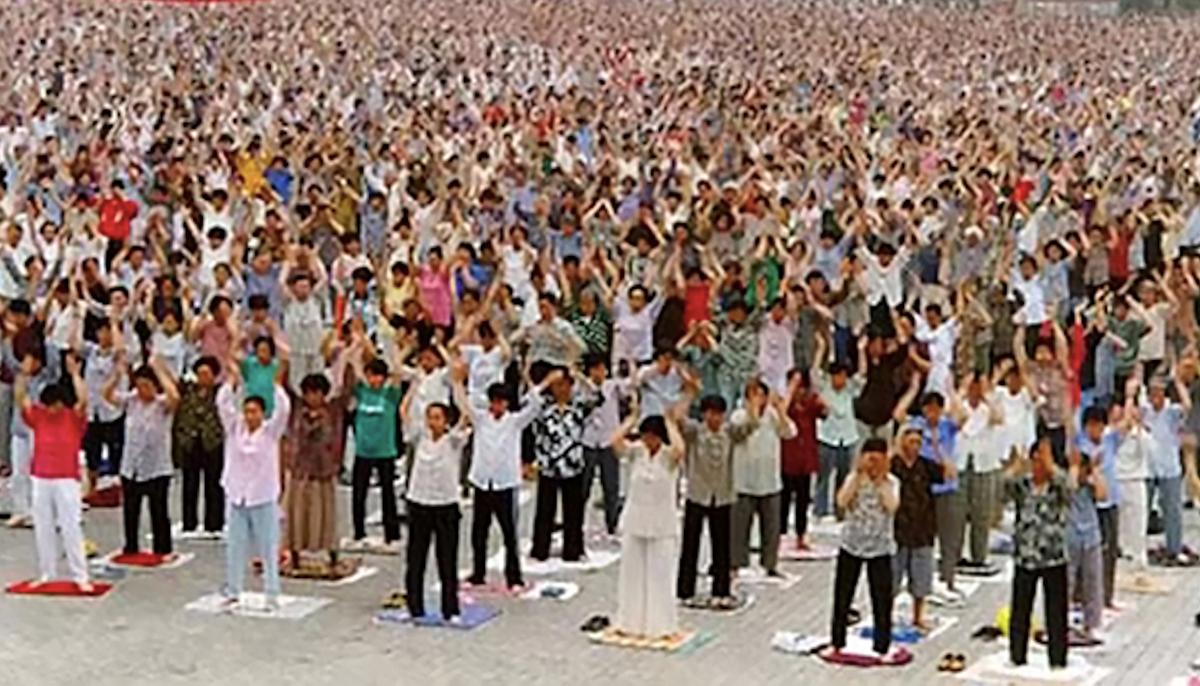 Falun Dafa practitioners in a group practice session in Shenyang City, China, in 1998. (Minghui.org)