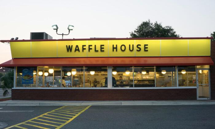 Lone Waffle House Employee Swamped With Orders–Then Customer Suddenly Starts Bussing Tables