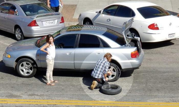 Homeless Man’s Selfless Act of Changing a Woman’s Tire Wins Many Hearts