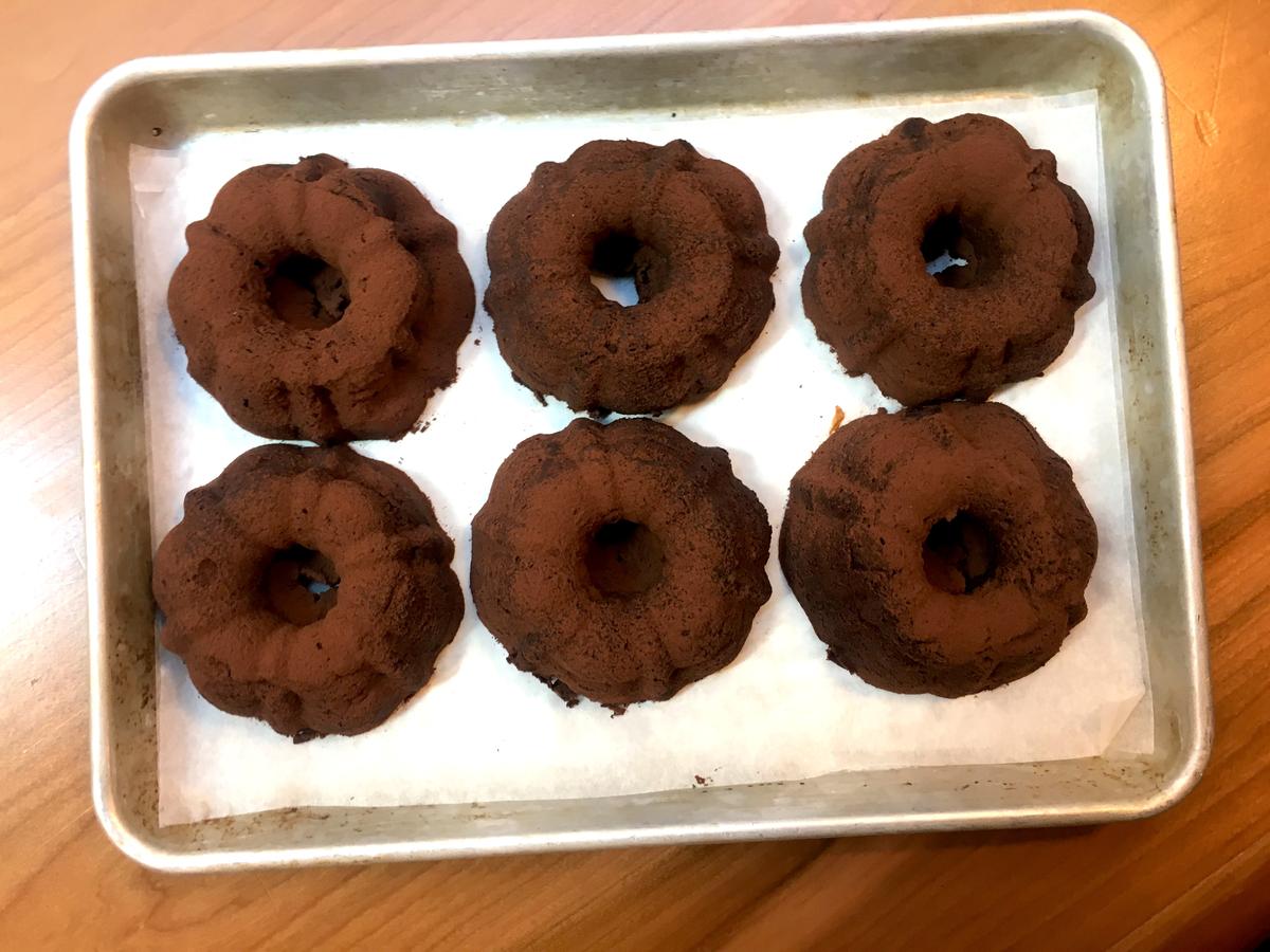Chocolate bundt cakes. (Channaly Philipp/The Epoch Times)