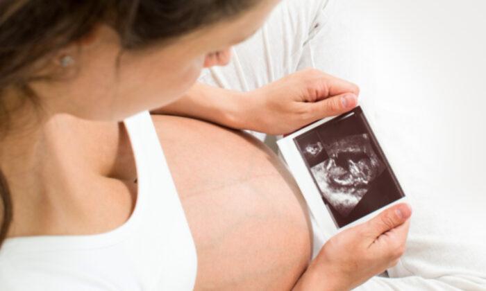 Young Mom’s Ultrasound Pic Reveals Late Father Kissing Unborn Daughter, She Says