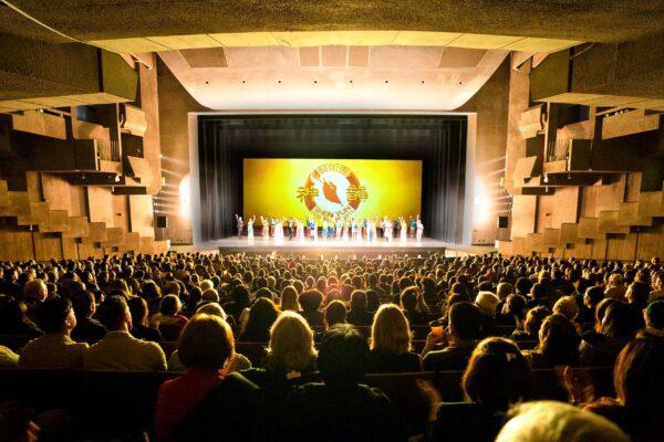 Shen Yun Performing Arts' curtain call at Zellerbach Hall in Berkeley, Calif., on Dec. 20, 2019. (The Epoch Times)