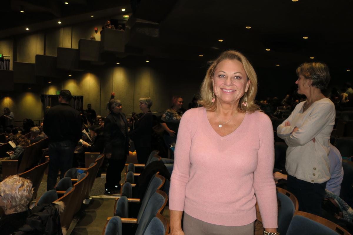 Real Estate Broker Wishes Shen Yun Could Be Seen in China