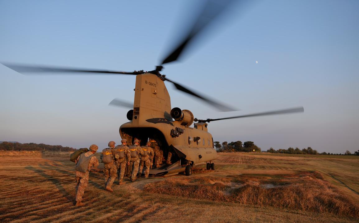 FILE PHOTO: Members of South Korea and U.S. Special forces get on a CH-47 Chinook during a joint military exercise conducted by South Korean and U.S. special forces troops in Gangwon province, South Korea, Nov. 7, 2019. (Capt. David J. Murphy/U.S. Air Force/DVIDS/Handout via REUTERS)