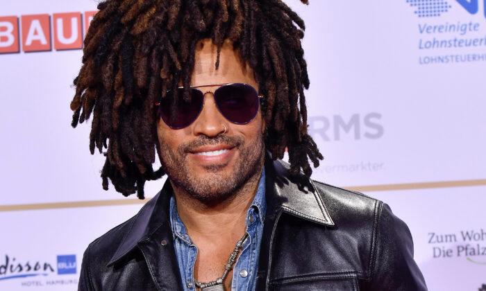 Lenny Kravitz Joins Choir’s Performance, on Seeing Him All Are Stunned (Flashback Video)
