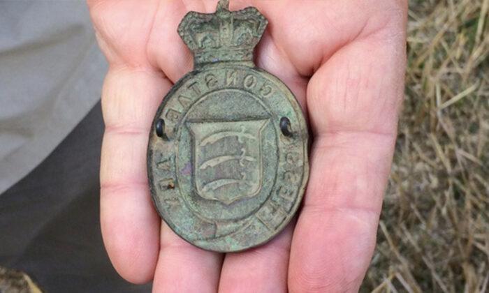 Metal Detectorist Uncovers a 125-Year-Old Murder Mystery After Finding a Cop’s Badge
