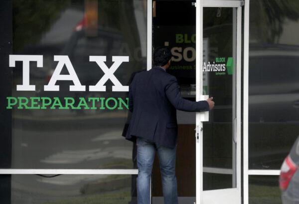A customer enters a Block Advisors tax preparation office in San Anselmo, Calif., on April 15, 2019. (Justin Sullivan/Getty Images)