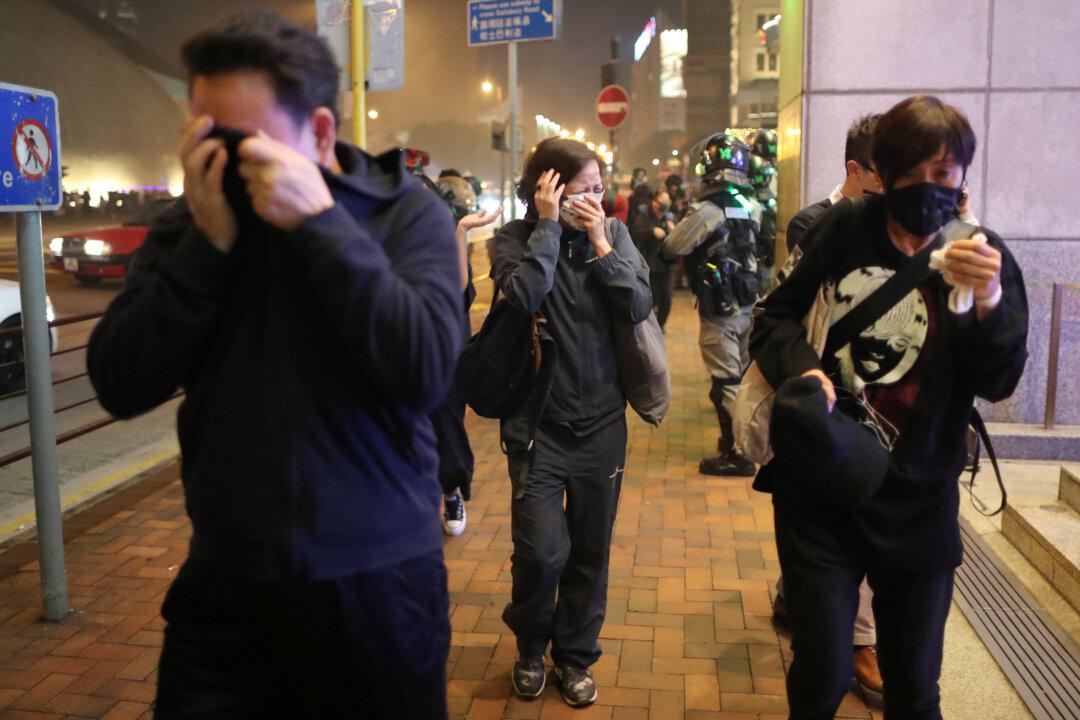 Hong Kong Police Fire Water Cannon, Tear Gas in Christmas Eve Clashes