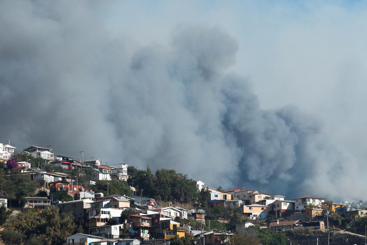 A column of smoke is seen during a fire in Valparaiso, Chile, Dec. 24, 2019. (Reuters/Rodrigo Garrido)