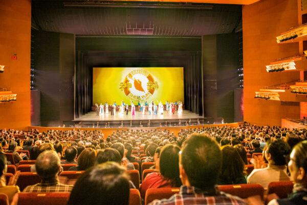 Shen Yun Performing Arts' curtain call at Nagoya's Aichi Prefectural Art Theater in Japan on Dec. 25, 2019. (The Epoch Times)