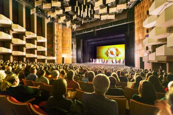 Shen Yun Performing Arts' curtain call at Ottawa's National Arts Centre on Dec. 28, 2019. (The Epoch Times)