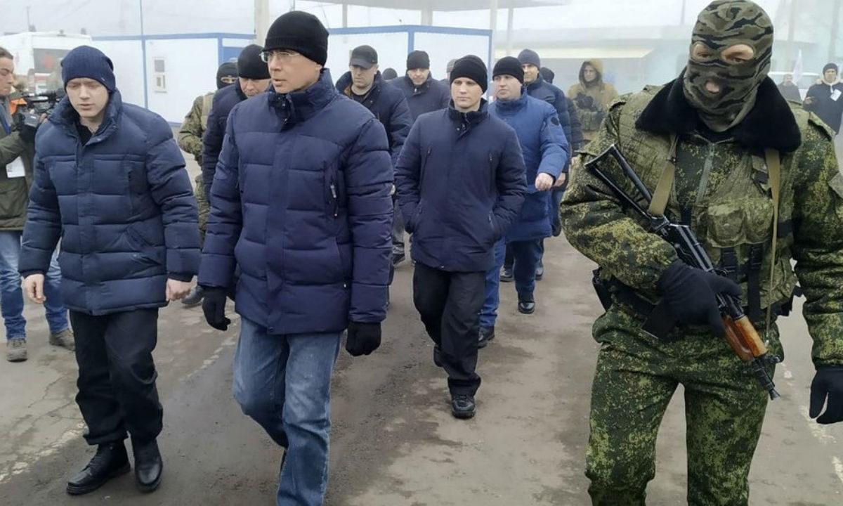 Ukrainian war prisoners walk after being released after a prisoner exchange, near Odradivka, eastern Ukraine, on Dec. 29, 2019. (Evgeniy Maloletka/AP Photo)