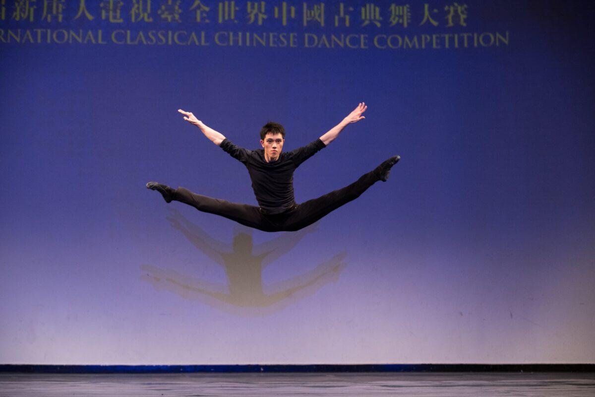 Monty Mou in a spread-eagle leap, in the 2018 NTD International Classical Dance Competition. (Dai Bing/The Epoch Times)