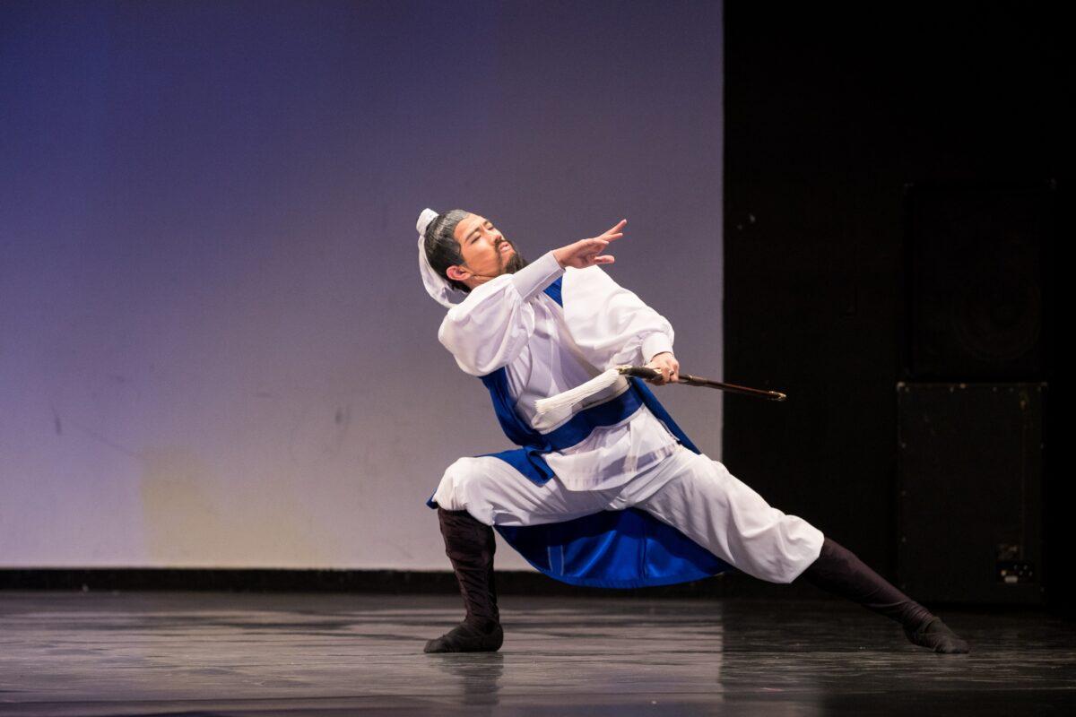 Monty Mou studied hard to understand the very nature of the Chinese master poet Li Bai. (Dai Bing/The Epoch Times)