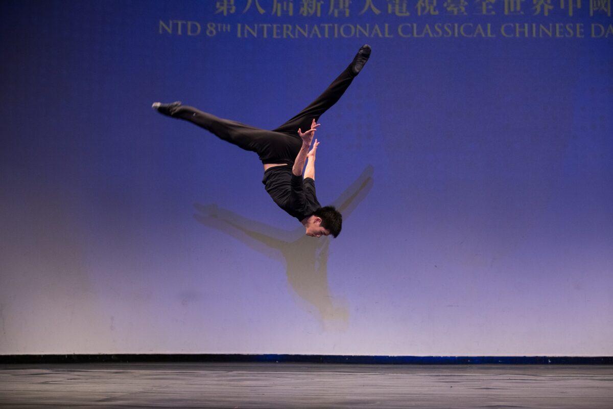 Monty Mou showing astounding height in a flip, in the 2018 NTD International Classical Chinese Dance Competition. (Dai Bing/The Epoch Times)