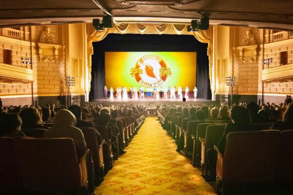 Shen Yun Performing Arts' curtain call at the War Memorial Opera House in San Francisco on Dec. 30, 2019. (The Epoch Times)