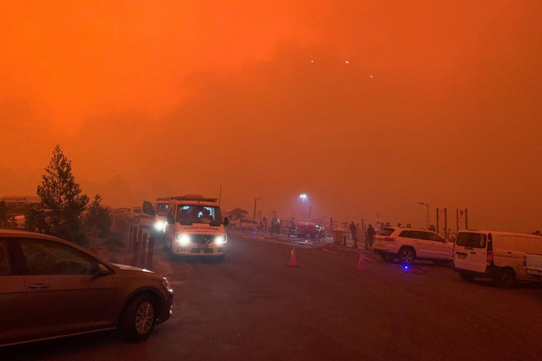 Thousands Stranded on Beach Encircled by Fire As Bushfires Blaze Through Australia